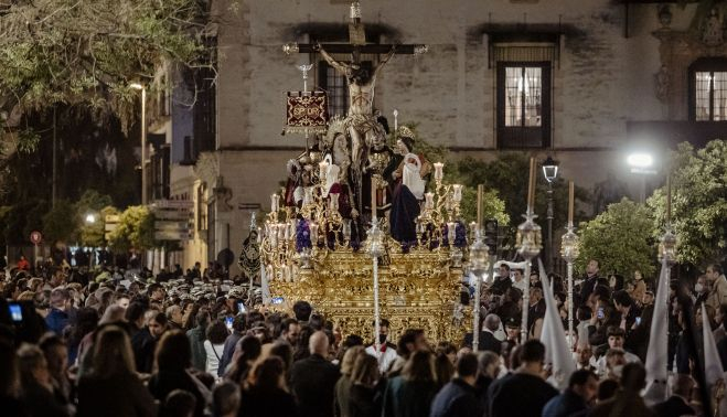 El misterio con el crucificado y Los Remedios en Carrera Oficial.    ESTEBAN