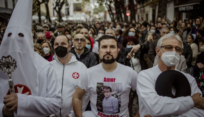 Costaleros y devotos tras el paso de la hermandad.    ESTEBAN 