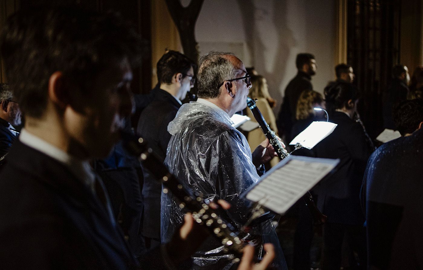 Un componente de una banda en Jerez, con chubasquero incluido, el Martes Santo.