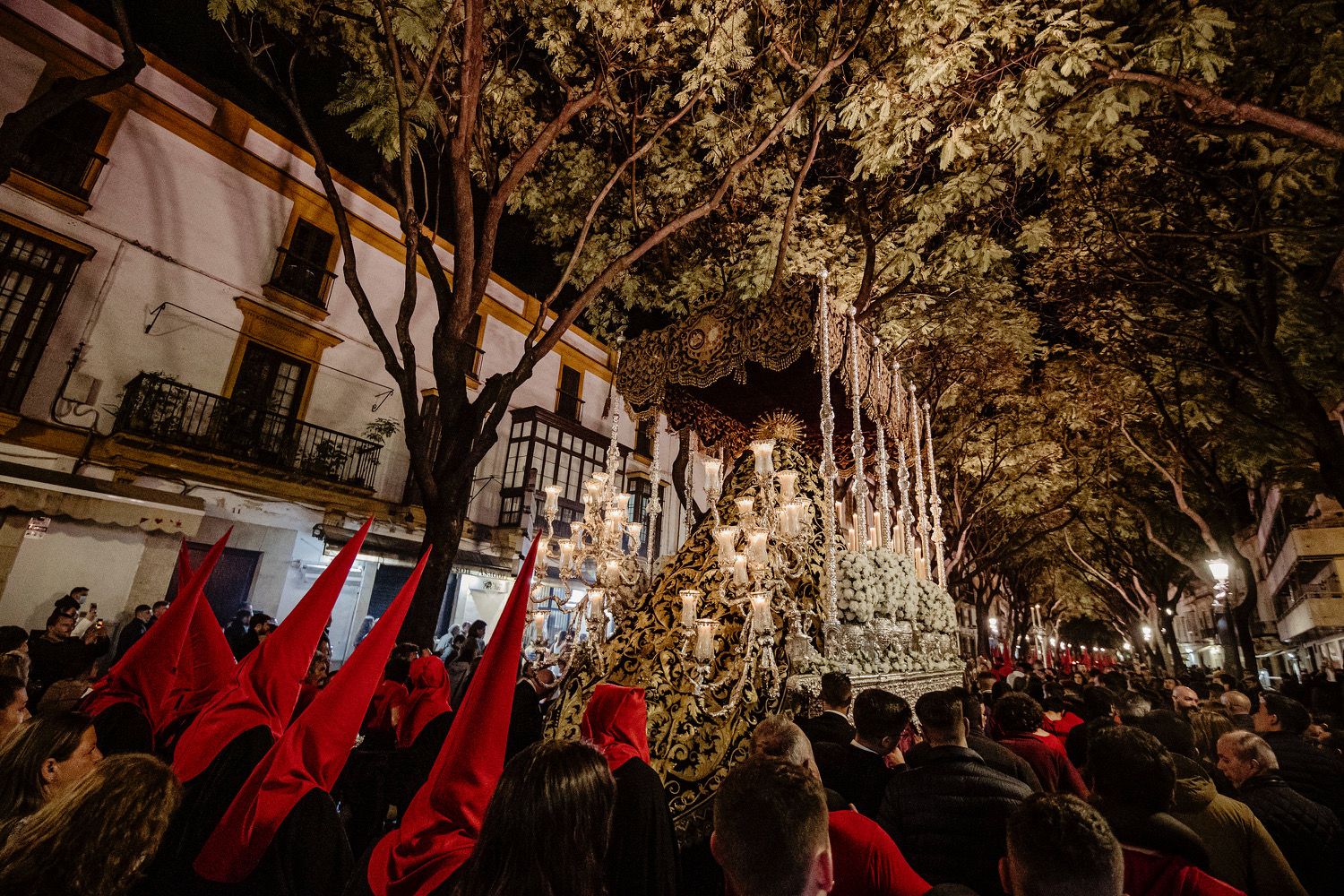 Palio del Desconsuelo visto desde atrás por calle Porvera en el precipitado regreso del pasado Martes Santo por la lluvia.