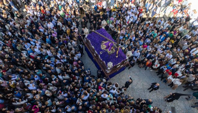 El. misterio de la hermandad saliendo de San Lucas ante el gentío de cada Miércoles Santo.     JUAN CARLOS TORO