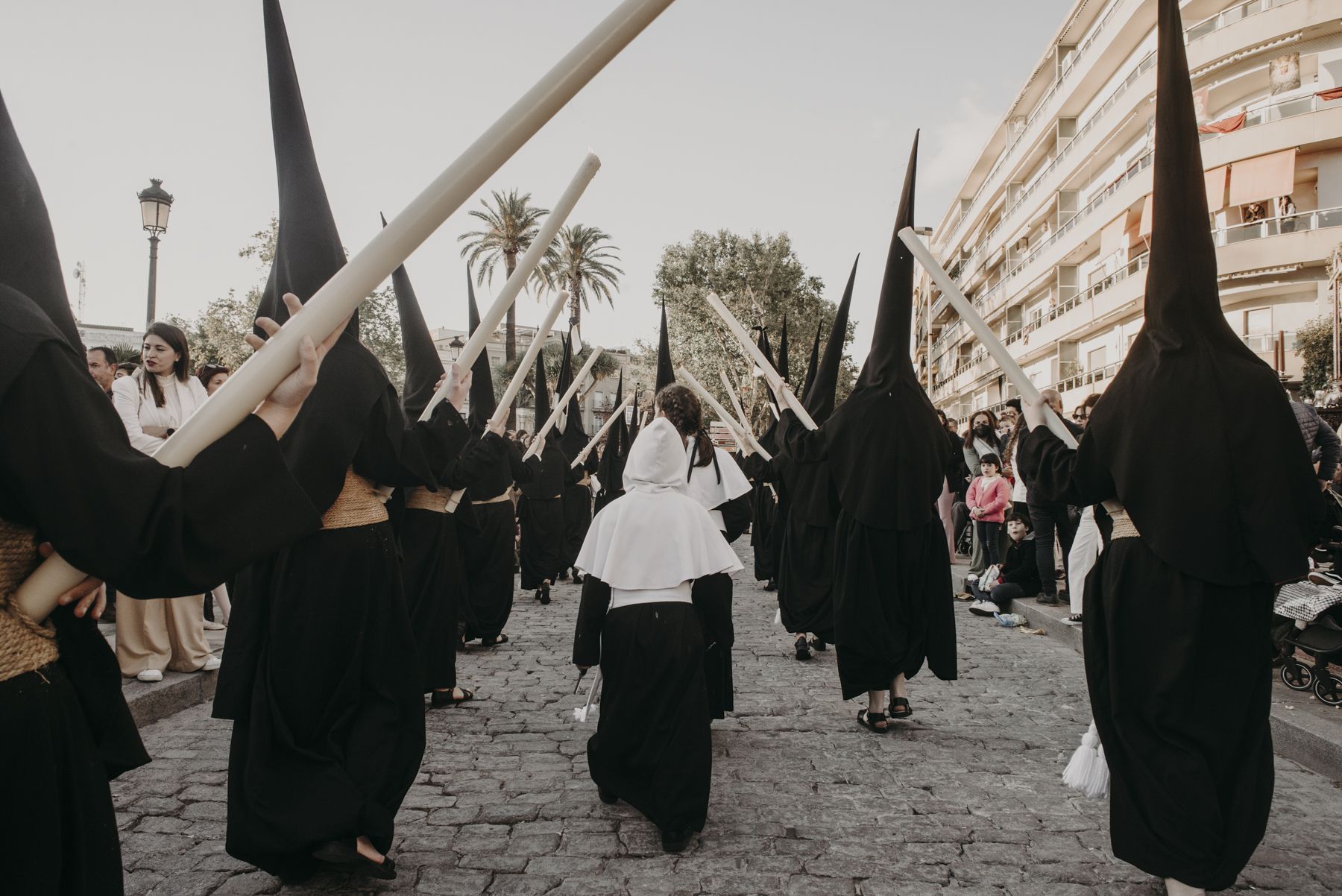 Aumenta el Jueves Santo en una hermandad más en Carrera Oficial. Cortejo de 'negro' de las Tres Caídas, ayer.