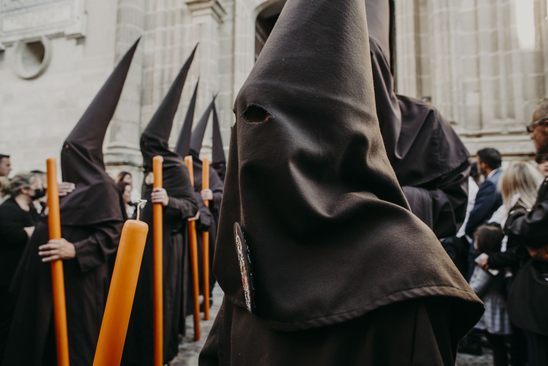 Nazarenos de la Lanzada con su clásica acera color tiniebla.    MANU GARCÍA