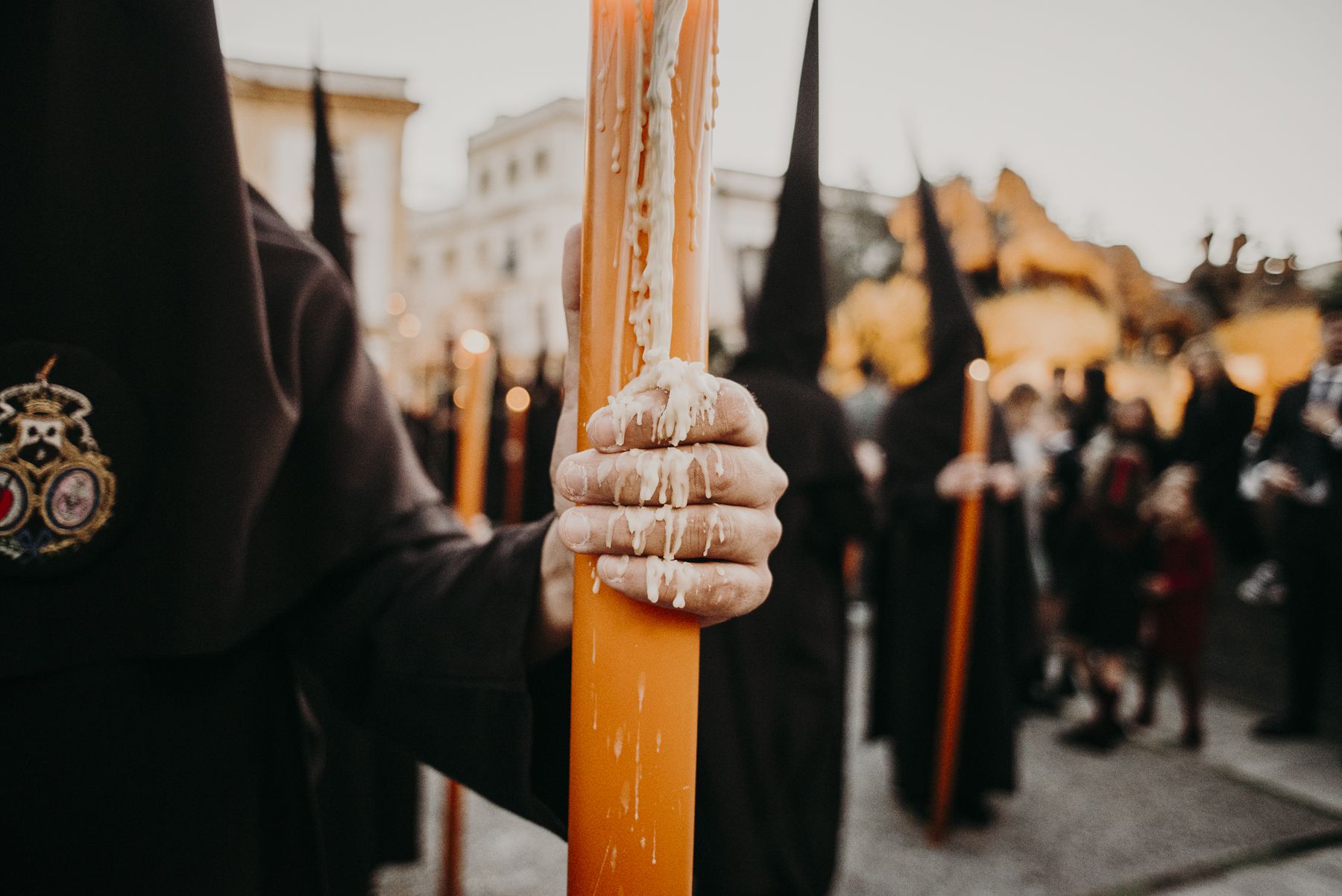 Cortejo de nazarenos de la Hermandad de la Lanzada durante la salida Jueves Santo.
