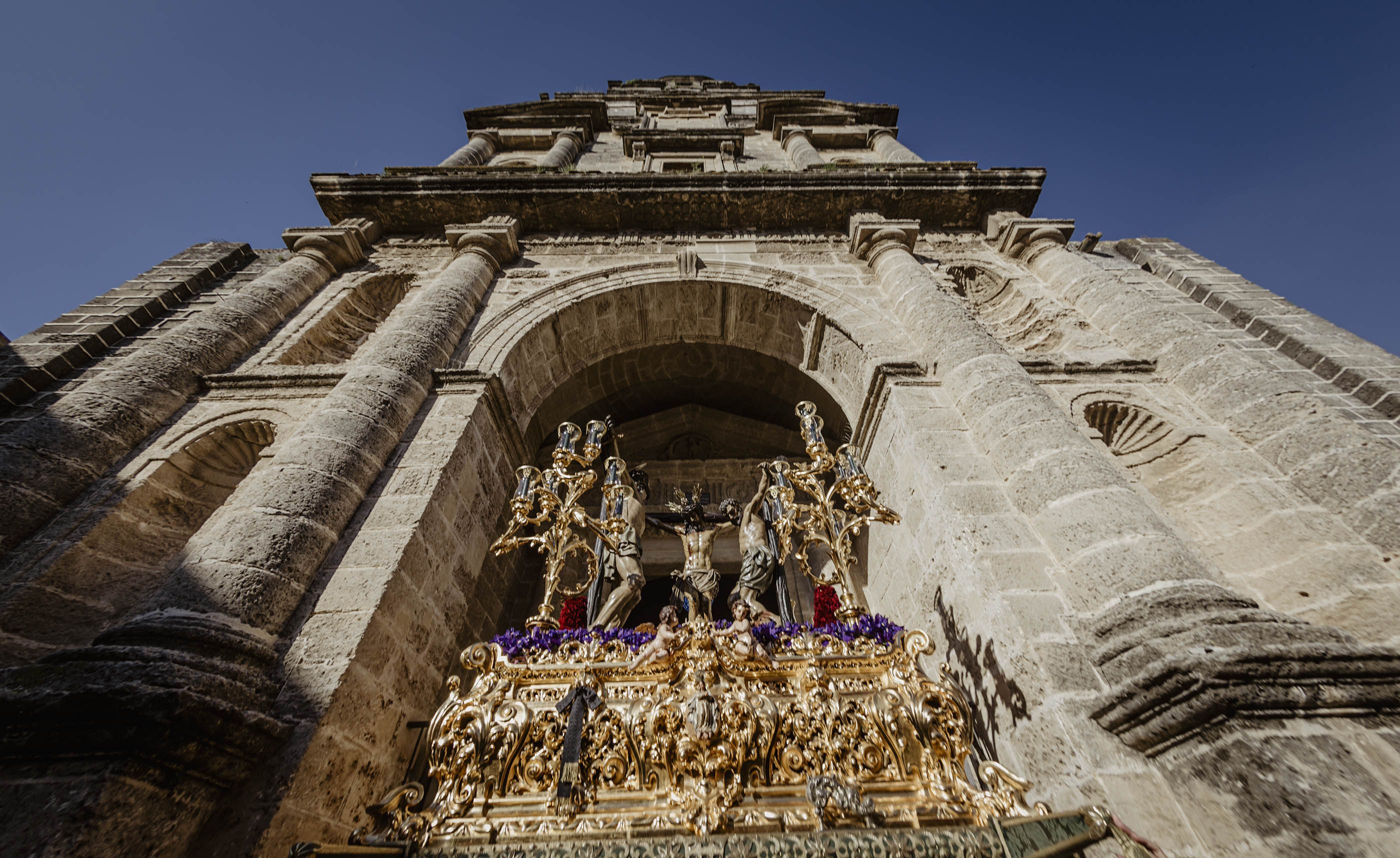 El paso de misterio con el Cristo de la Esperanza saliendo de San Juan de los Caballeros.