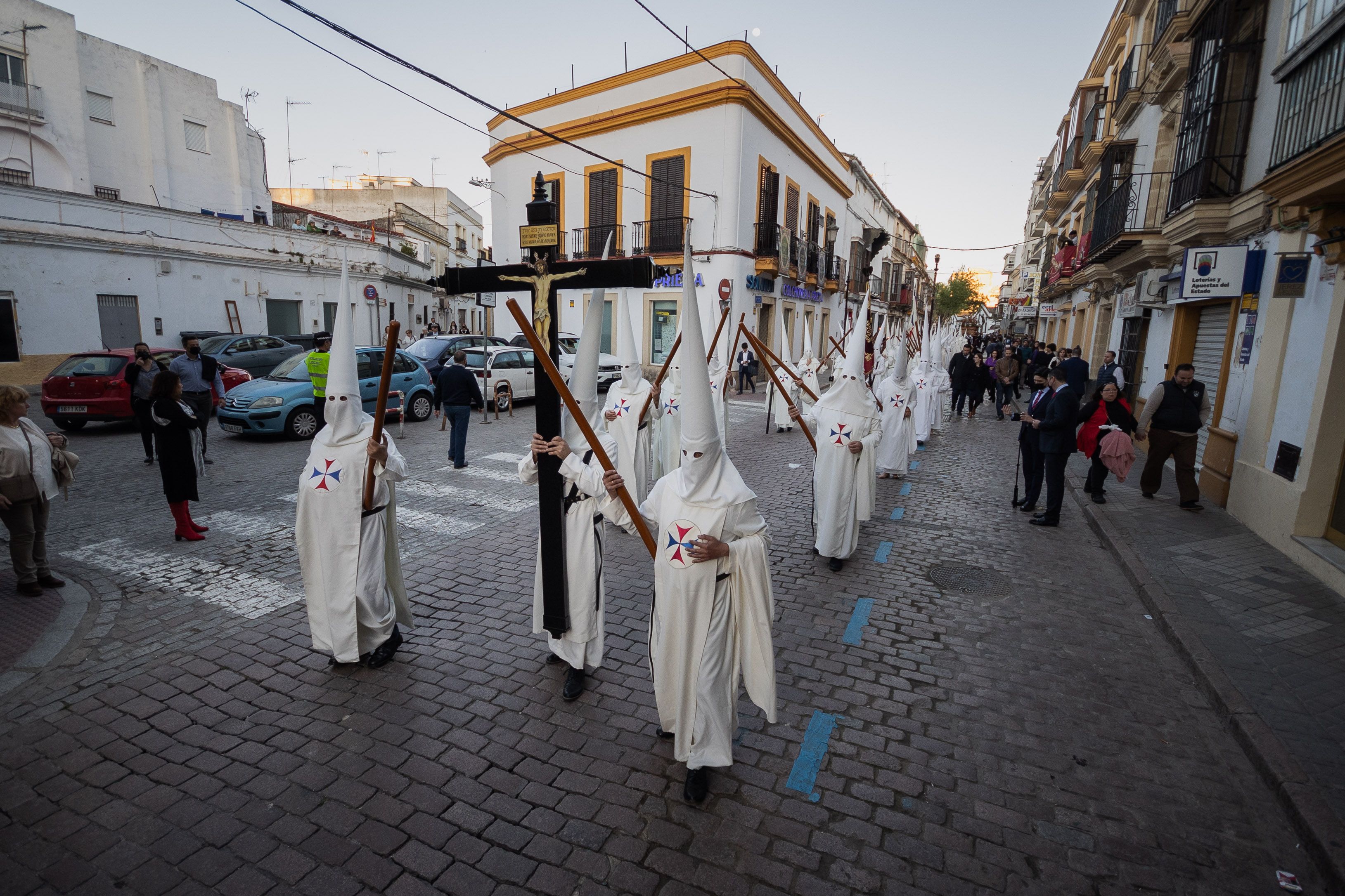 Cruz de guía y cortejo de nazarenos de la hermandad.    MANU GARCÍA 