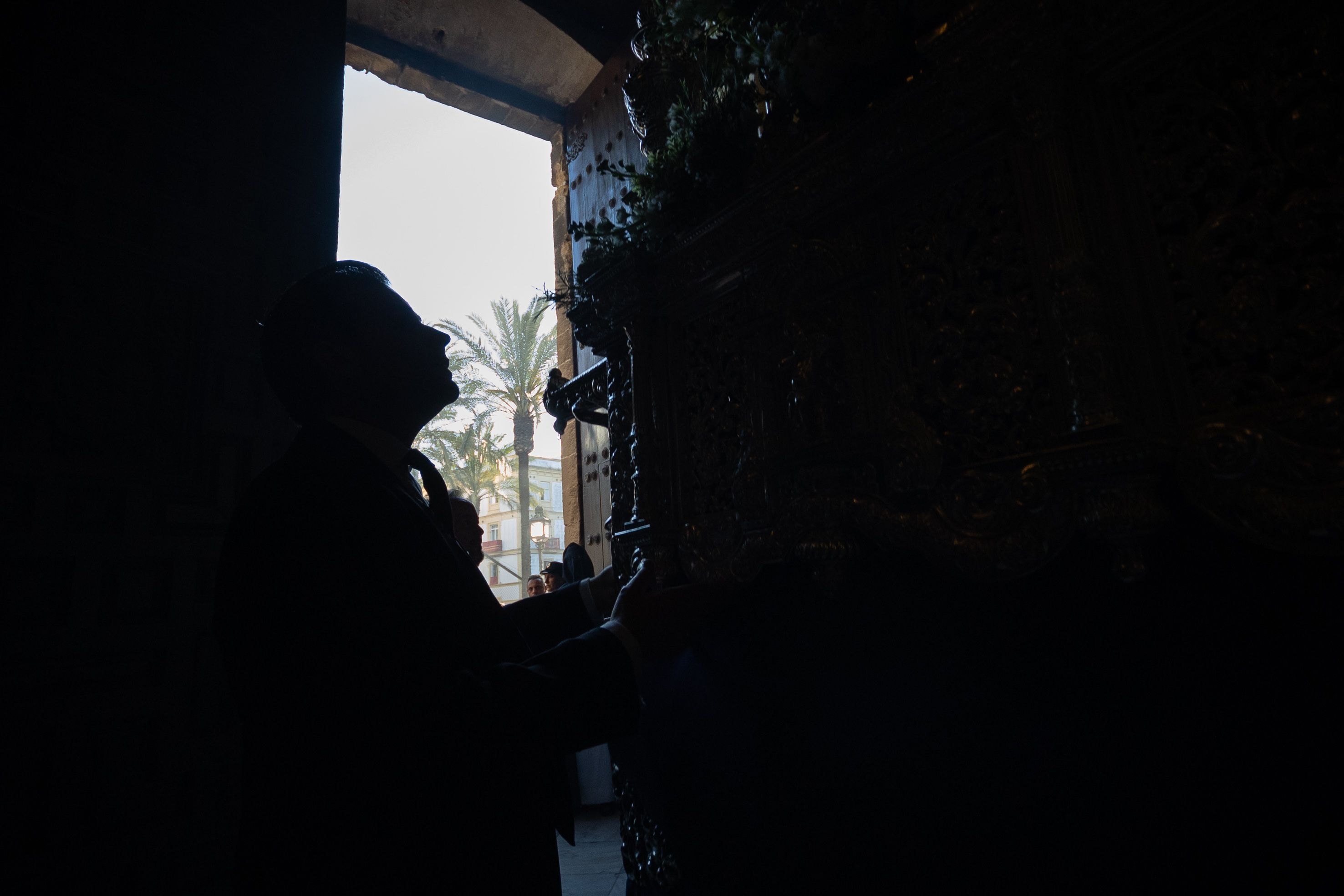 Una persona orando en una iglesia.  