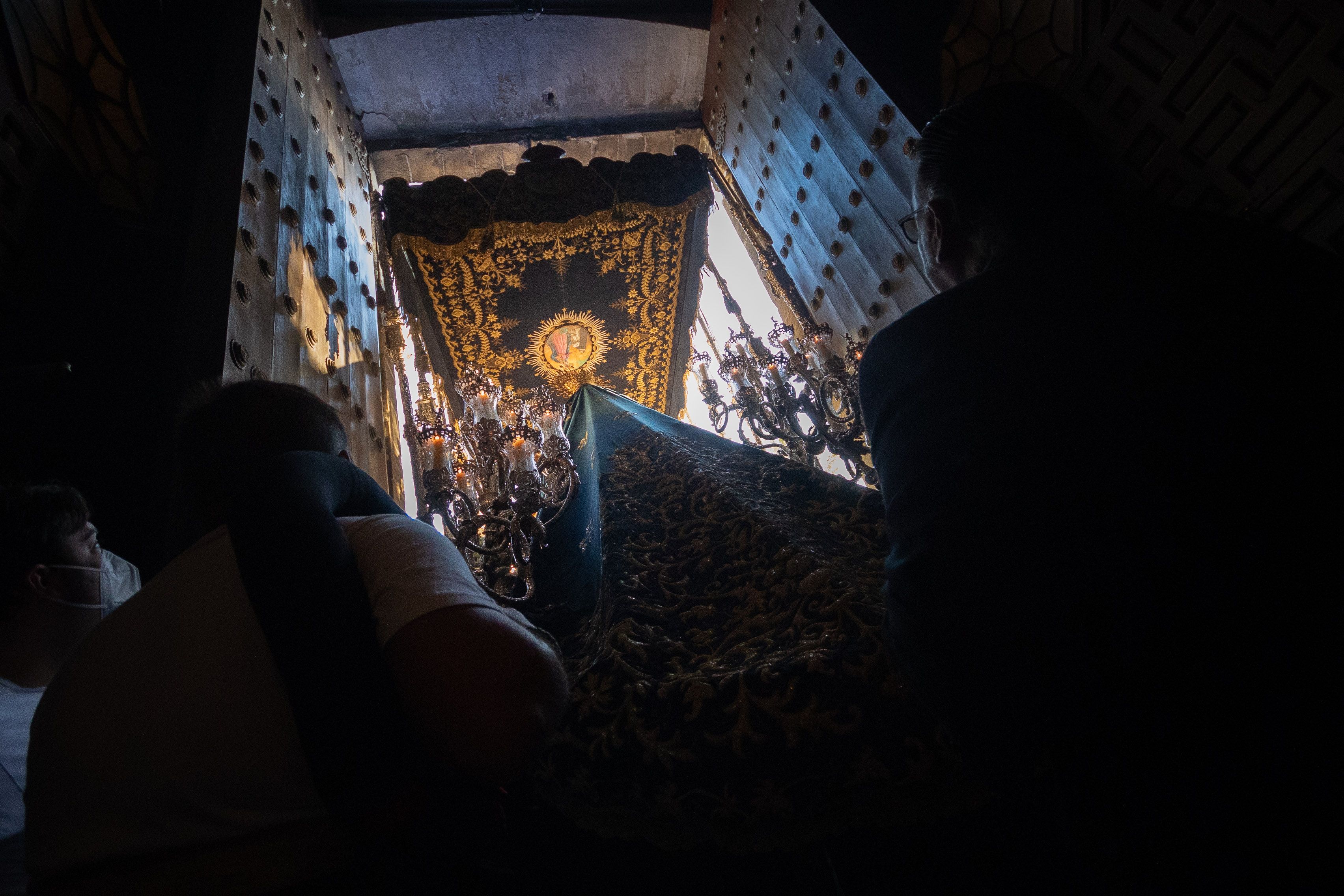 El palio de La Confortación en la puerta de salida de Santo Domingo.    MANU GARCÍA