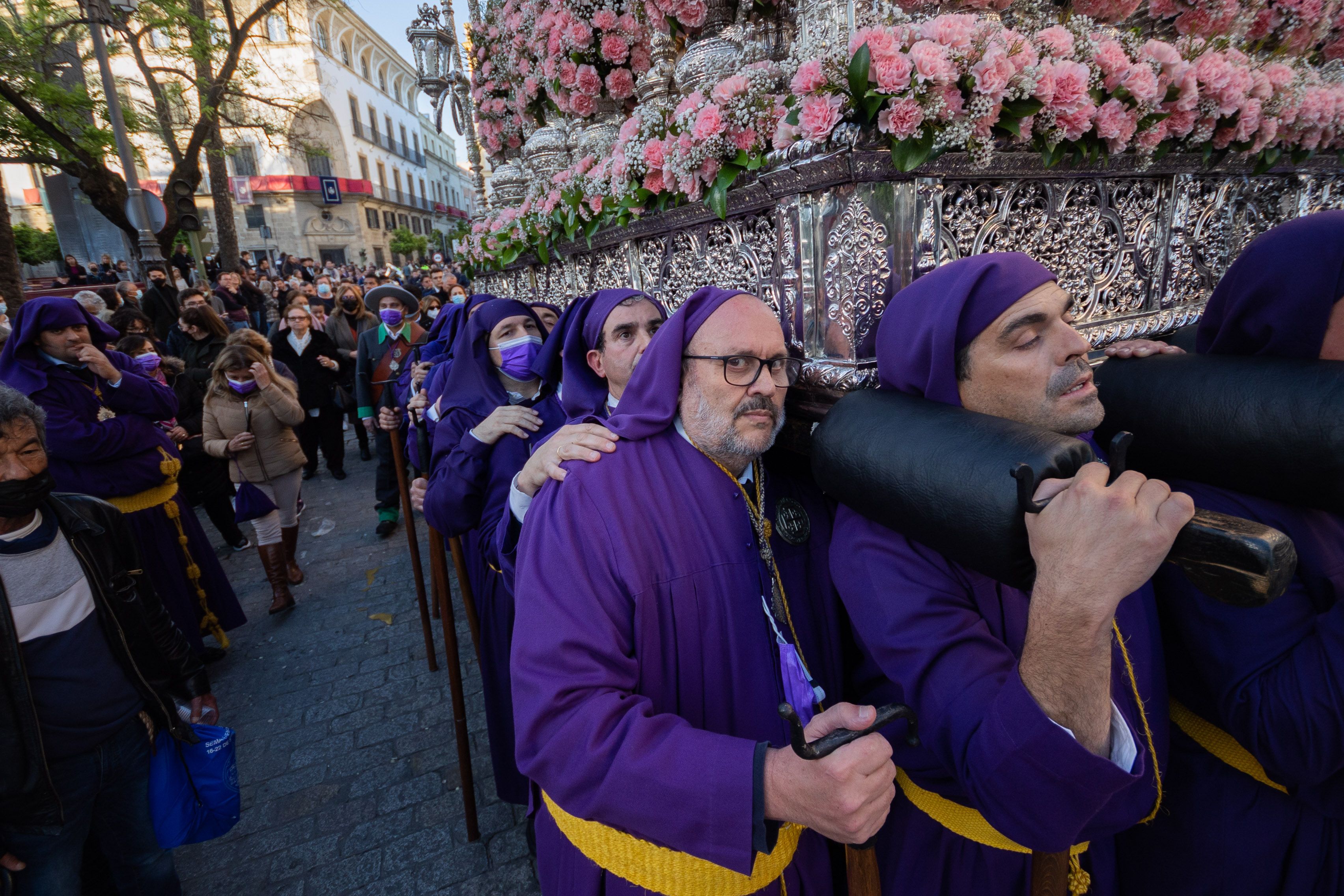 Cargadores del Traspaso en la mañana del Viernes Santo. 