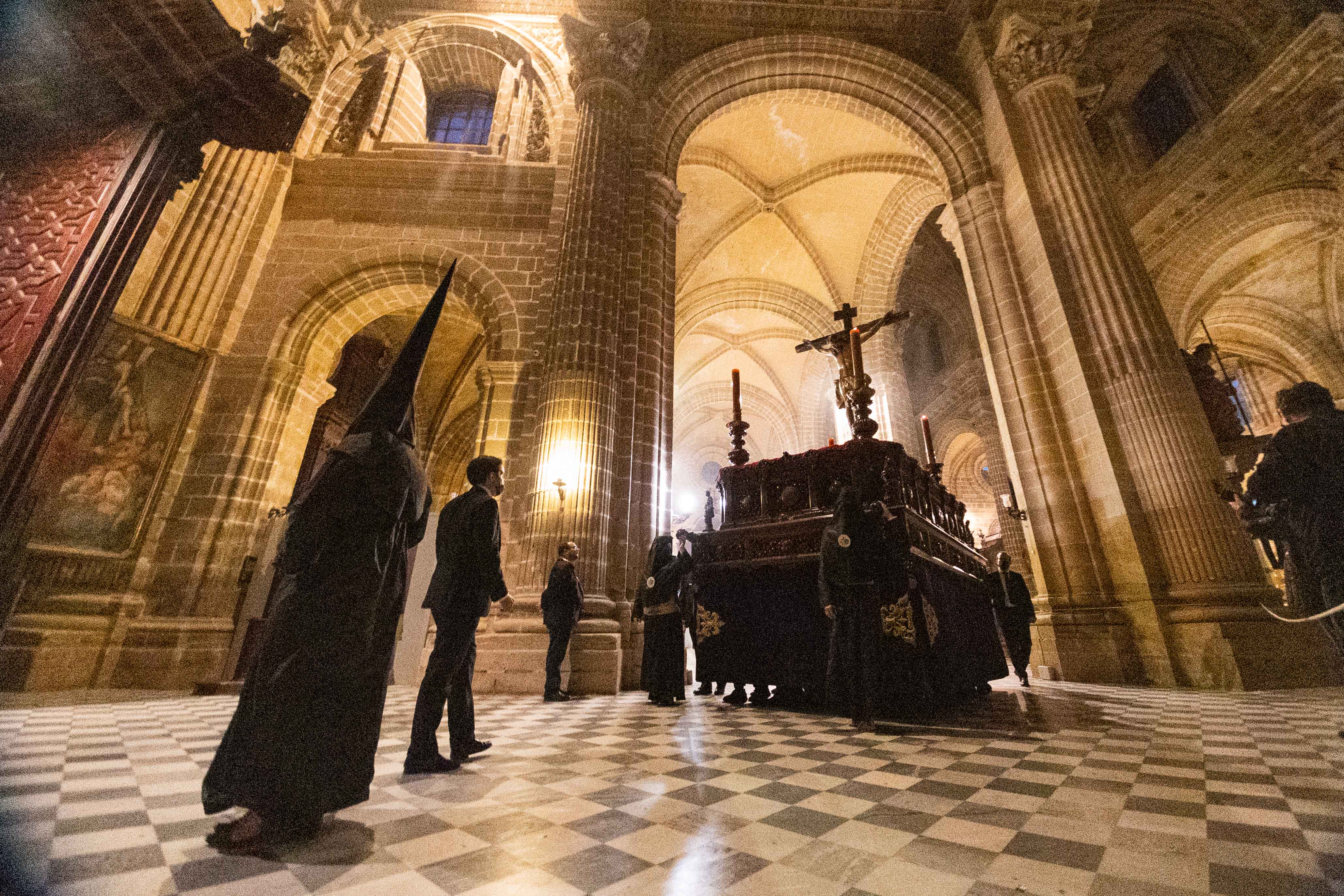 El Cristo de la Buena Muerte, en el interior de la Catedral, en la Madrugada.