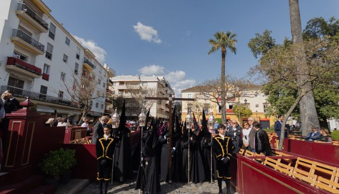 Nazareno del Santo Entierro pasando los primeros este año por Carrera Oficial.    MANU GARCÍA