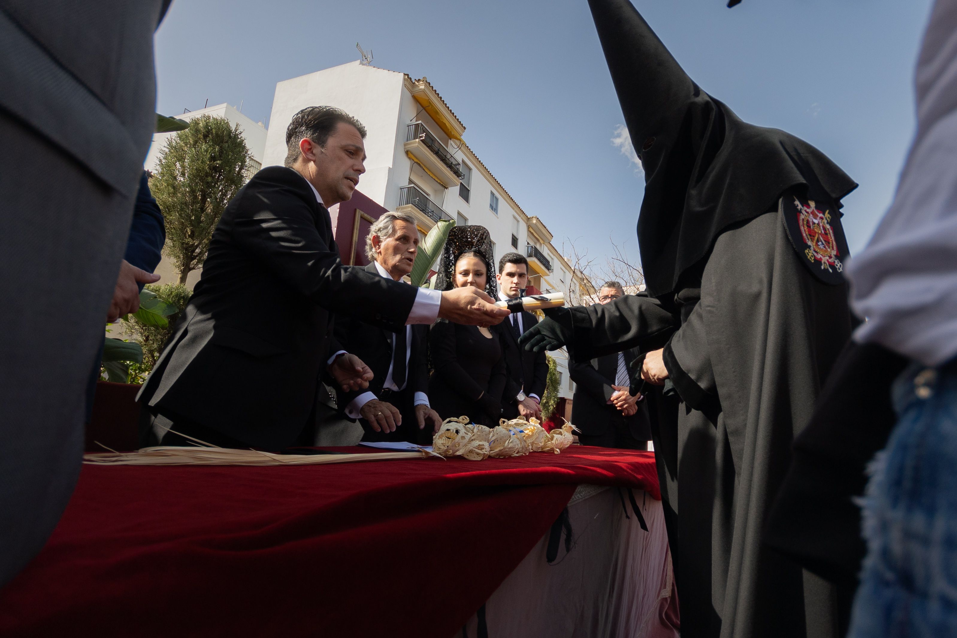 El diputado de cruz de guía de La Piedad firmando, por primera vez, la primera del viernes en el palquillo.   MANU GARCÍA