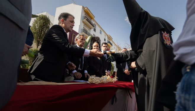 El diputado de cruz de guía de La Piedad firmando, por primera vez, la primera del viernes en el palquillo.   MANU GARCÍA