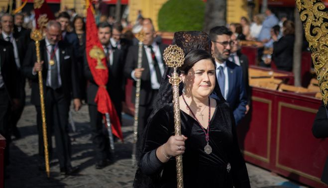Representación de hermandades en el Santo Entierro, ayer.   ESTEBAN