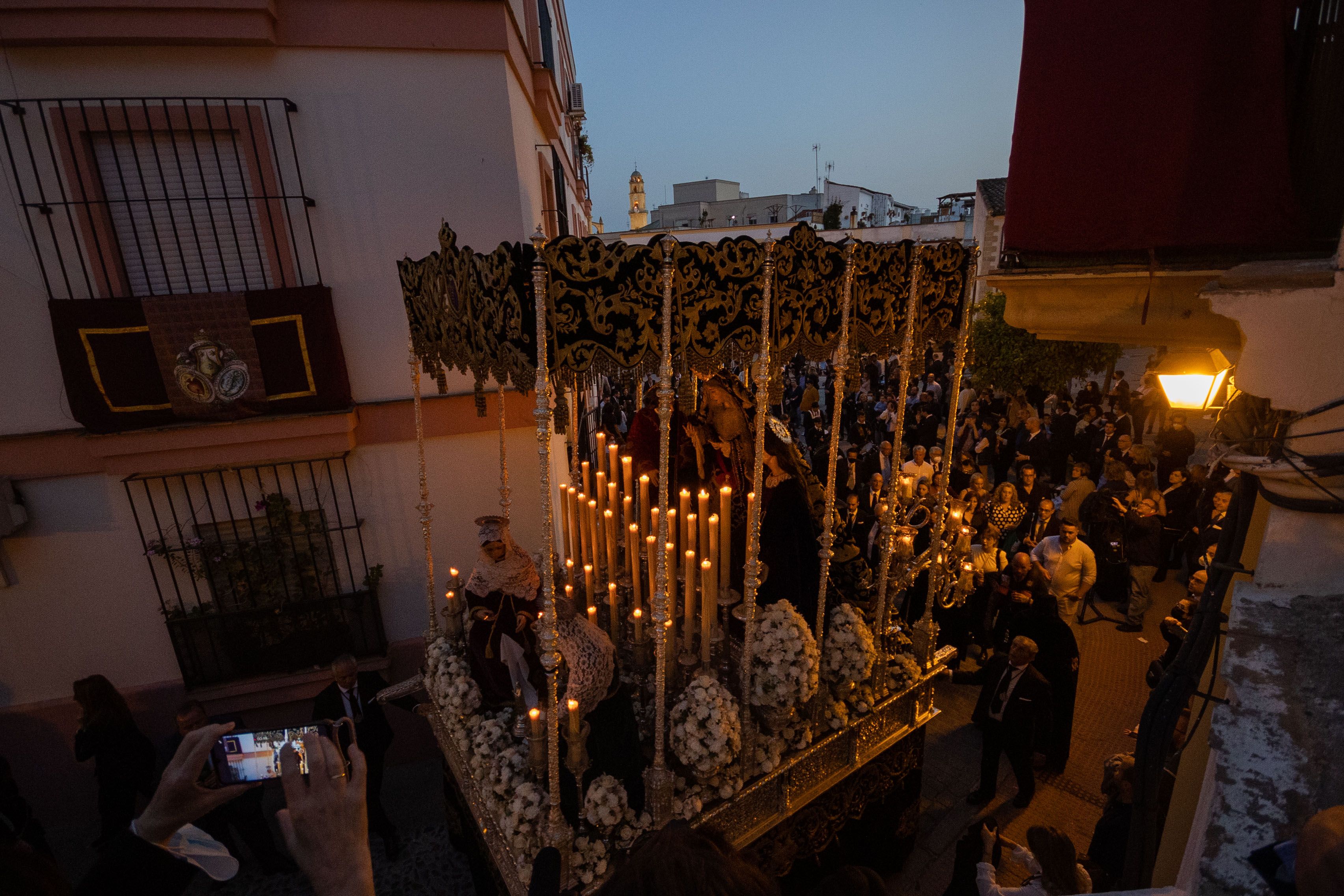 La Piedad entrando en la Carpintería Baja aún con la luz de la anochecida. MANU GARCÍA