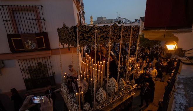 La Piedad entrando en la Carpintería Baja aún con la luz de la anochecida. MANU GARCÍA