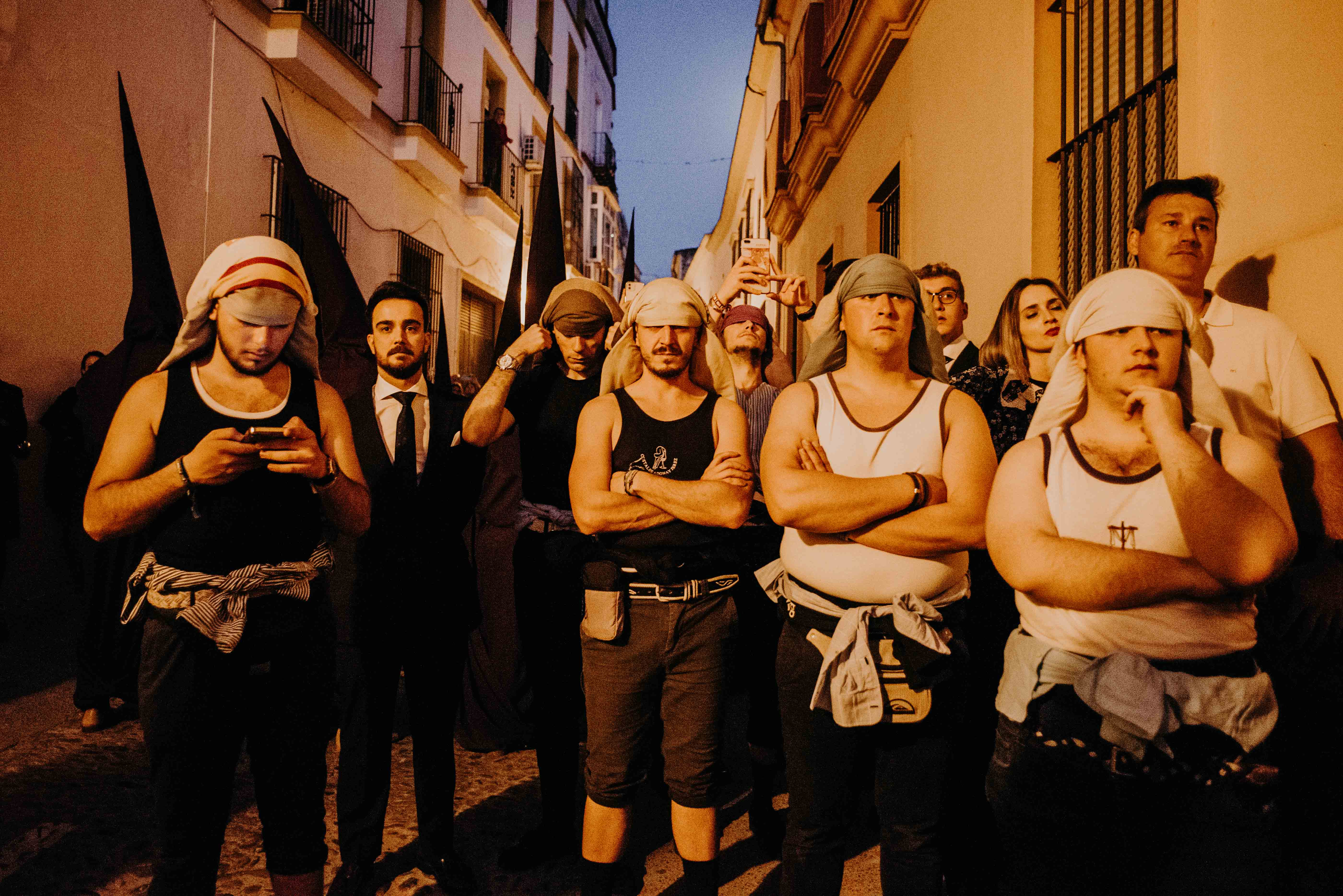 Costaleros del Loreto esperando el relevo.  CANDELA NUÑEZ