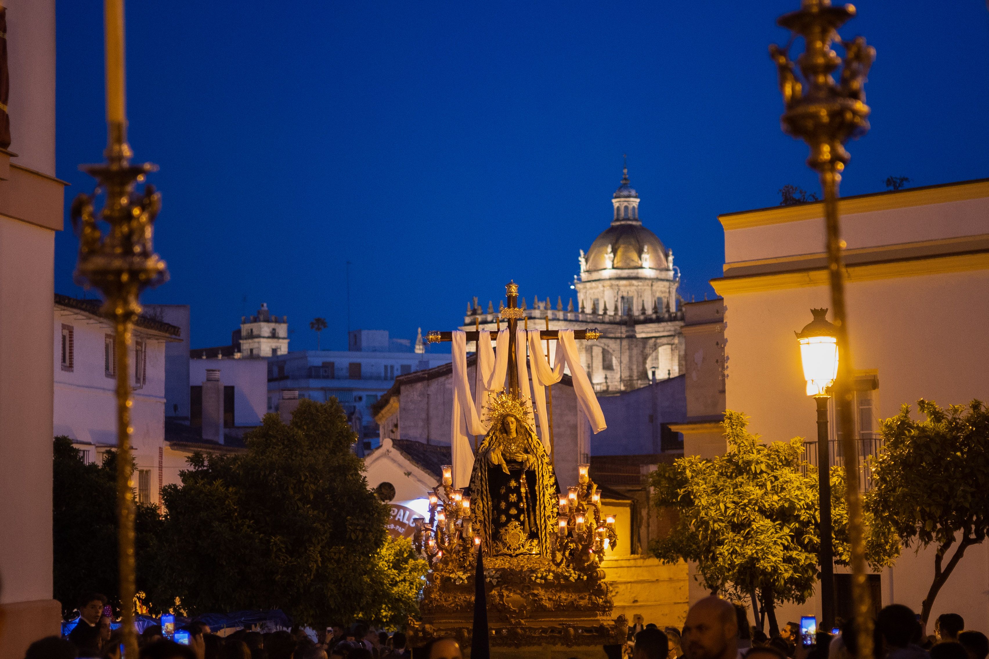 El Loreto dejando atrás la Catedral e iniciando la entrada en calle Barranco.   MANU GARCÍA
