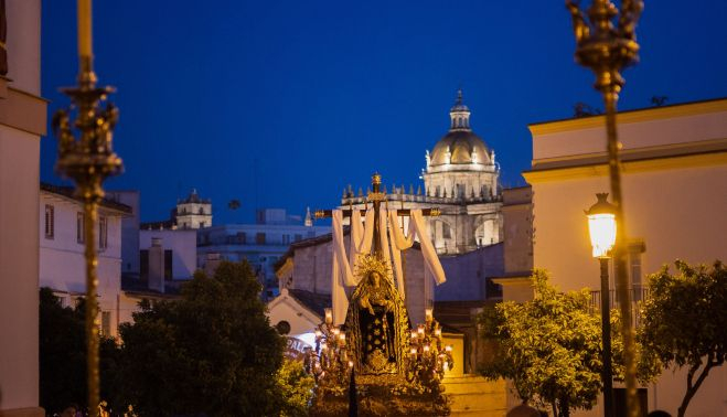 El Loreto dejando atrás la Catedral e iniciando la entrada en calle Barranco.   MANU GARCÍA
