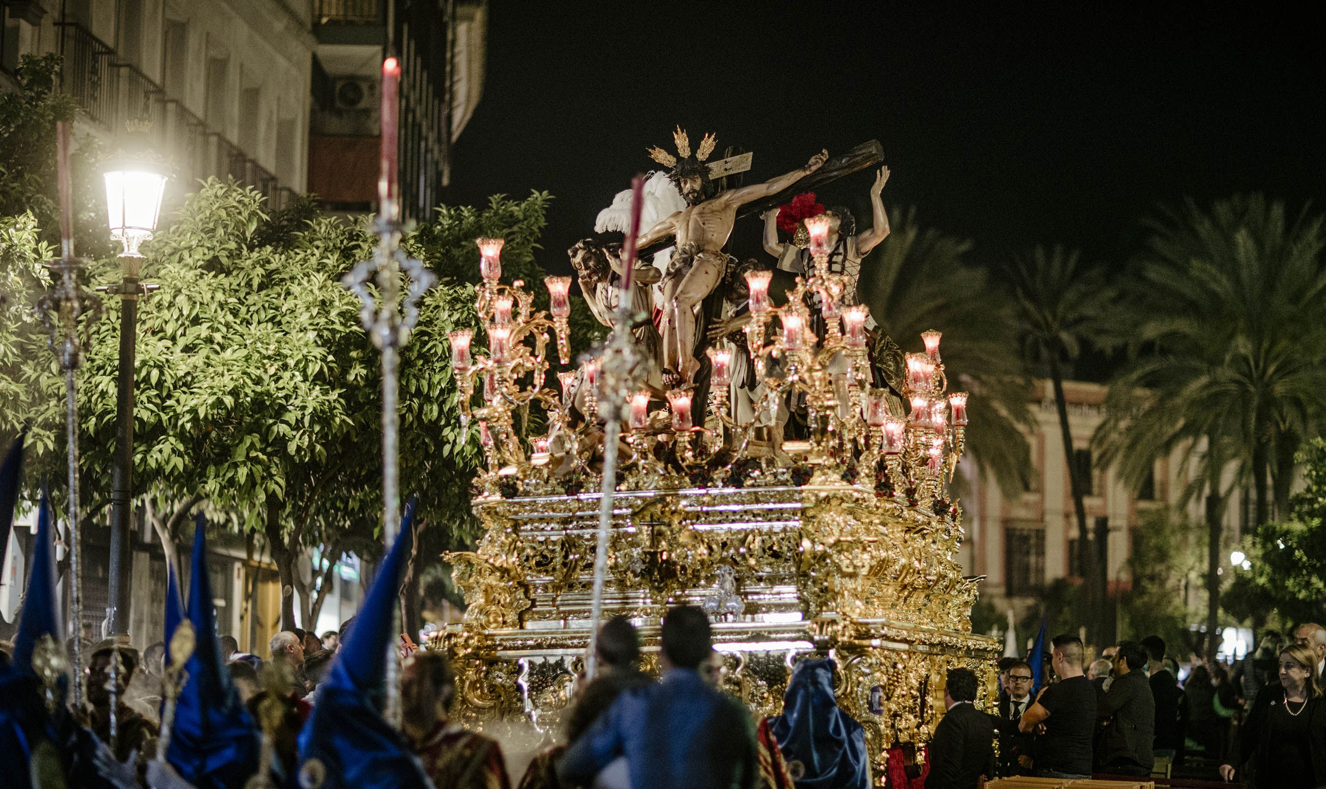 La Exaltación en calle Larga en una nueva demostración de fuerza costalera y de estética de barrio.   ESTEBAN