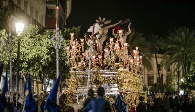 La Exaltación en calle Larga en una nueva demostración de fuerza costalera y de estética de barrio.   ESTEBAN