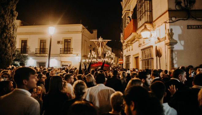 El Cristo en la Cruz Vieja, lugar neurálgico para esta hermandad y de muchedumbres.    CANDELA NUÑEZ