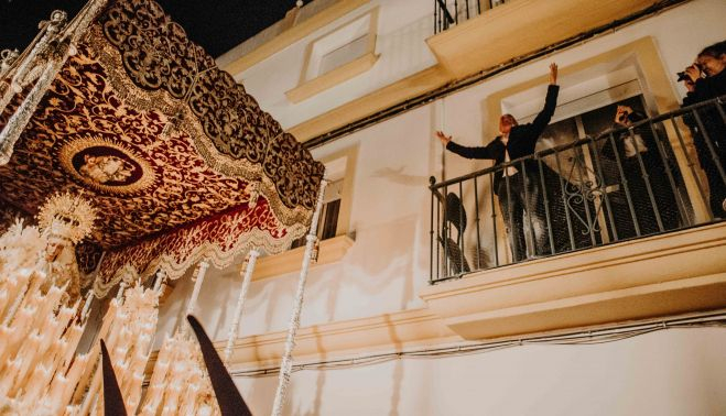Saeta a la Virgen del Valle, ayer, acercándose al campillo. MANU GARCÍA