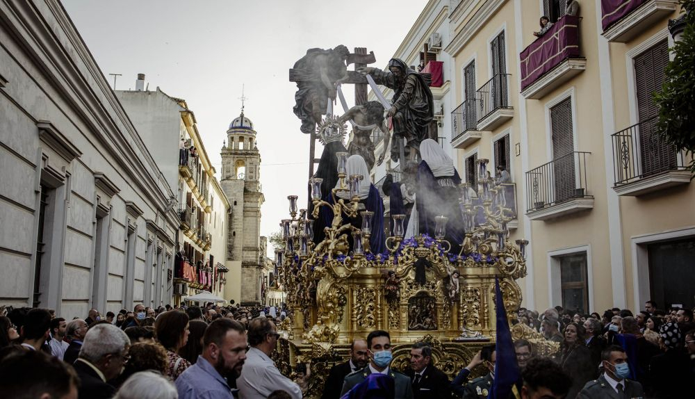 El Descendimiento por calle Ponce rodeado de una multitud.