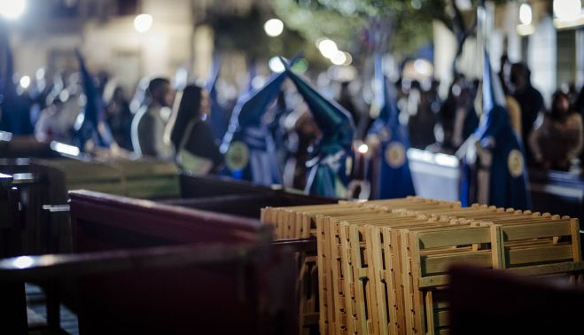 Una imagen cargada de nostalgia: las sillas recogidas al paso, de regreso, de La Exaltación.   ESTEBAN 