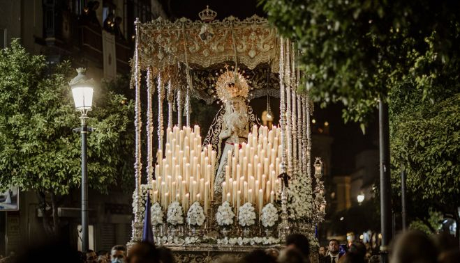 La Soledad en su plenitud en su palio reestrenado el manto 75 años después.   ESTEBAN