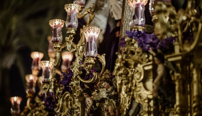 Detalle del soberbio canasto del Descendimiento, rematado con flores moradas.   ESTEBAN