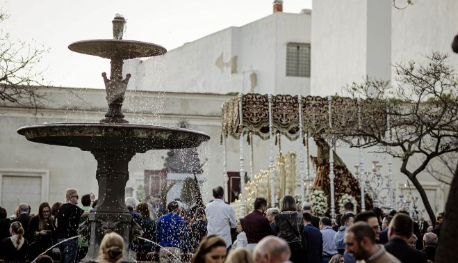 El Valle en plaza Aladro con la fuente emanando agua. ESTEBAN