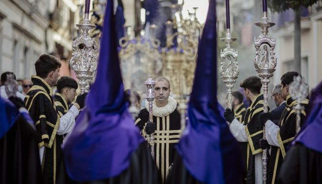 Acólitos y nazarenos precediendo al paso del Descendimiento.  ESTEBAN