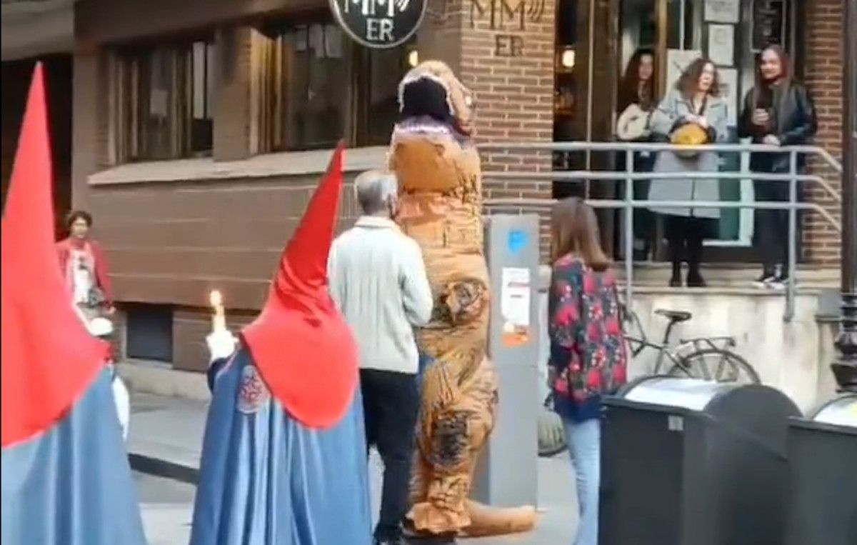 Dinosaurio Rex en plena procesión en Valladolid, una de las noticias de 2022 que parecen inocentadas.