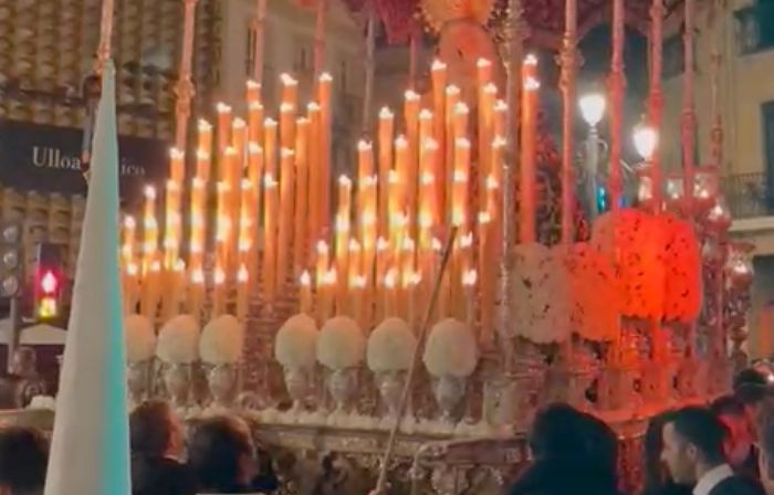 Vuelven los costaleros profesionales. El palio de las Cinco Llagas a la altura del Gallo Azul la pasada Madrugada regresando a su templo.