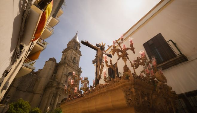 La Sed con la torre de San Miguel detrás del crucificado.  MANU GARCÍA