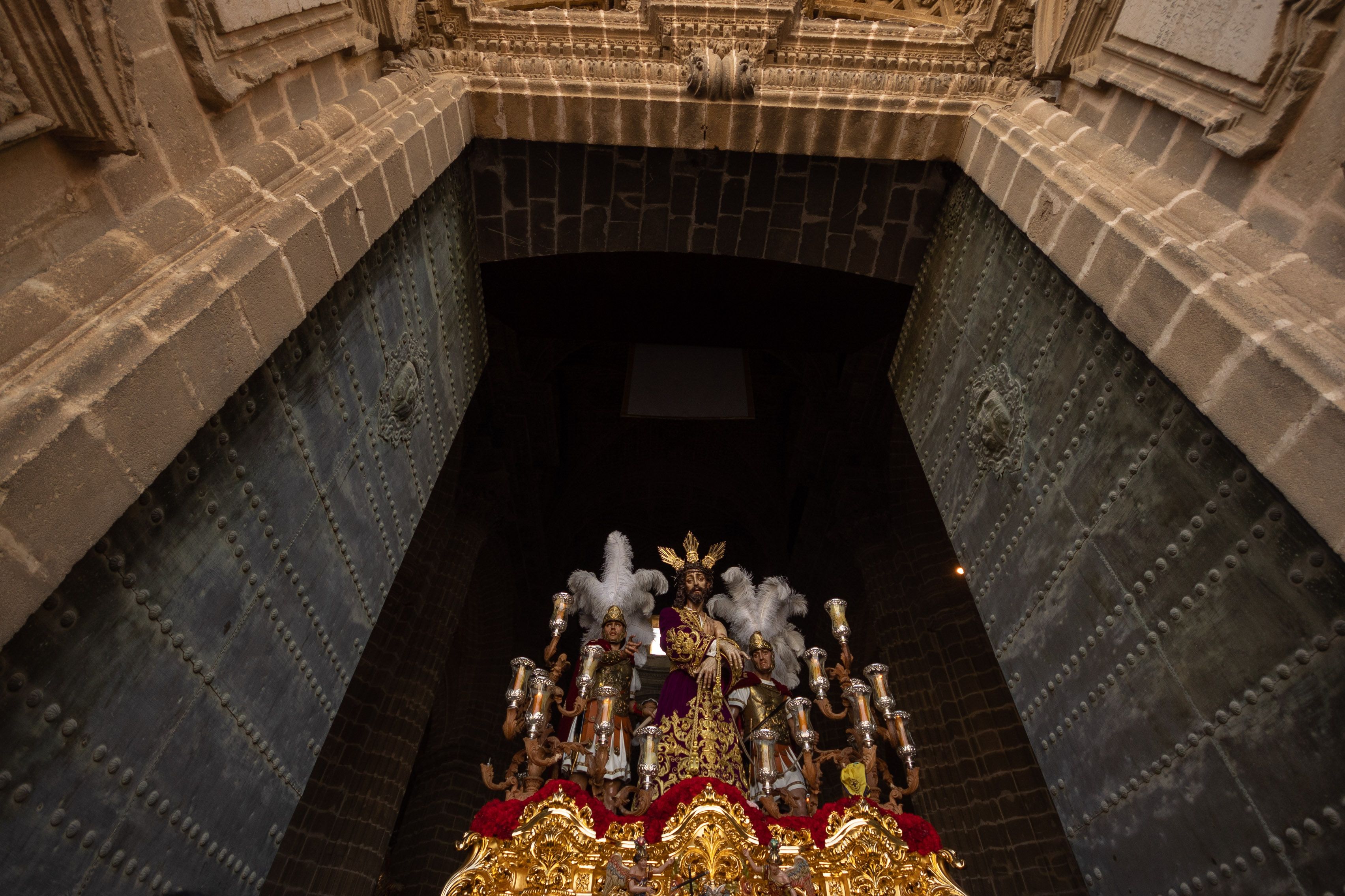 La Paz de Fátima saliendo por la puerta principal de la Catedral, ayer.   MANU GARCÍA