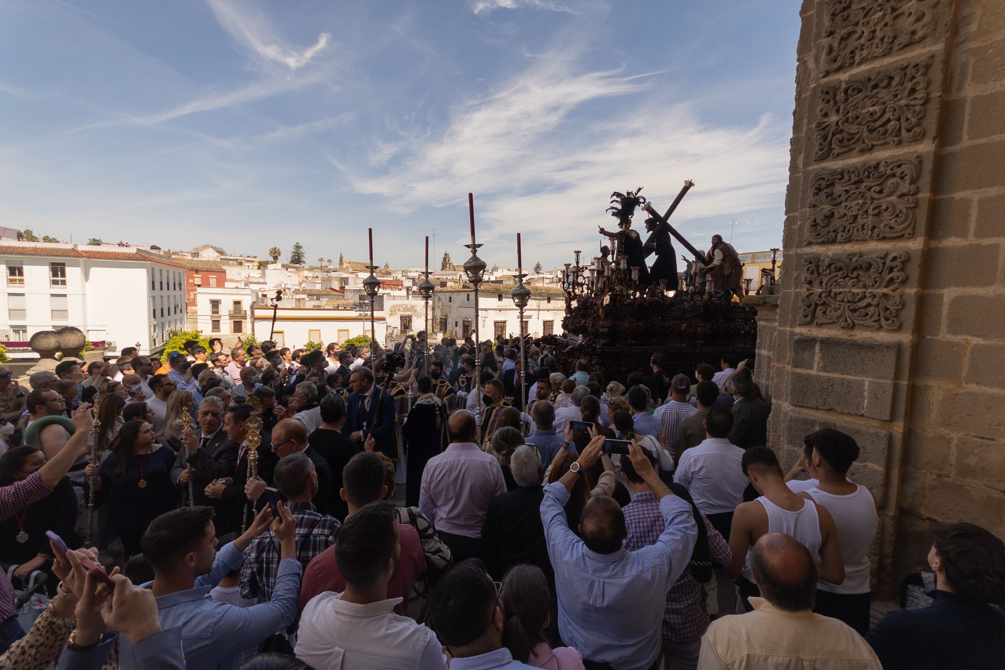 El Señor de las Misericordias, ayer tarde, saliendo de la Catedral.    MANU GARCÍA