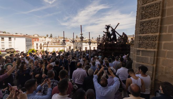 El Señor de las Misericordias, ayer tarde, saliendo de la Catedral.    MANU GARCÍA
