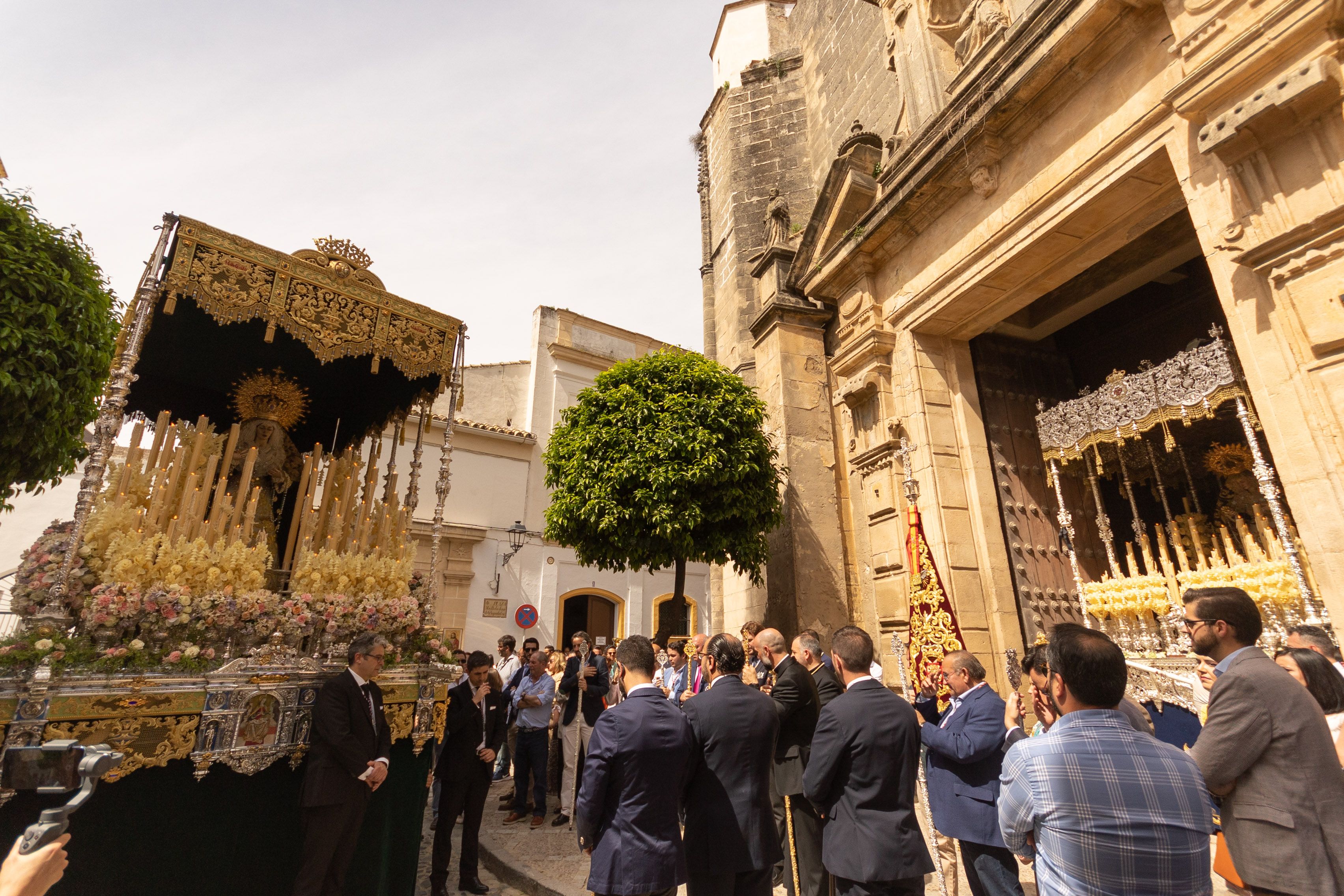 El palio de Salud y Esperanza a la altura de San Marcos, a donde ese asomó el palio de La Paz.    MANU GARCÍA