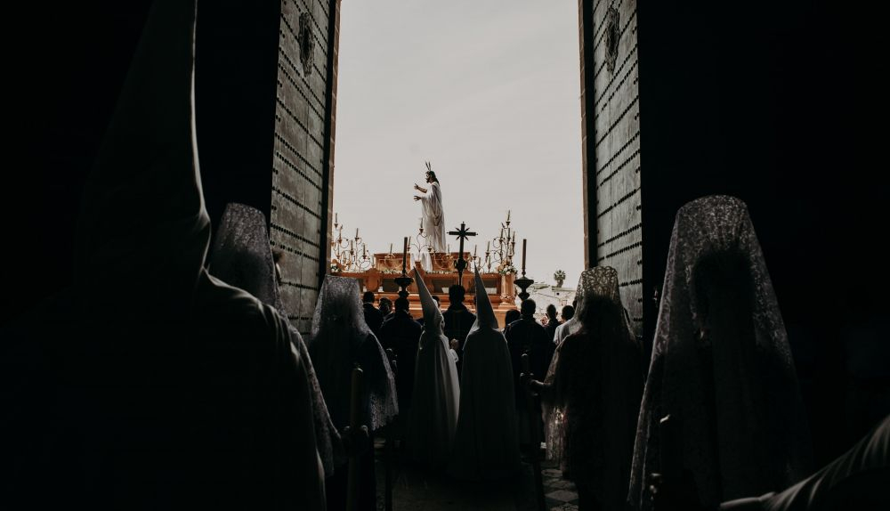 Cristo Resucitado en su paso tras salir de la Catedral. 