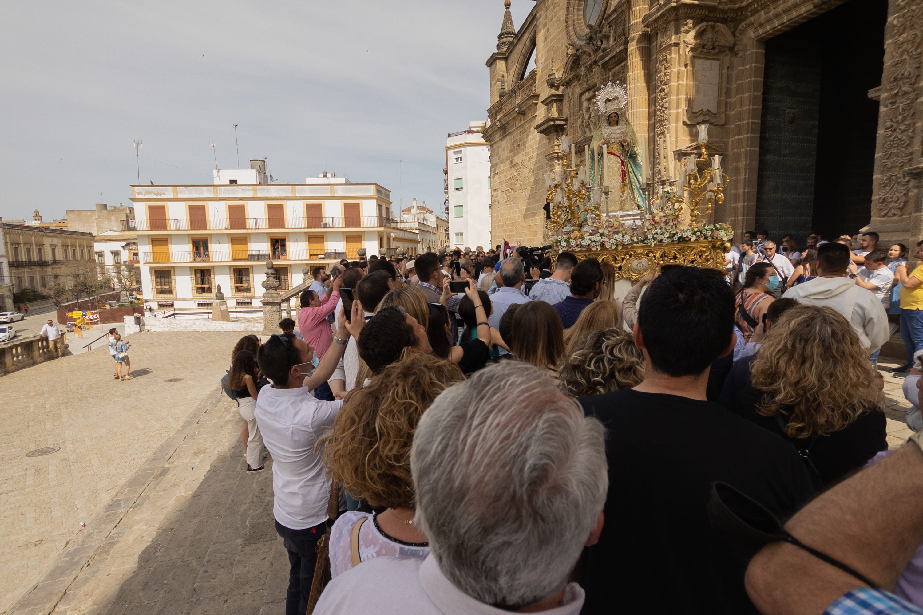 La Virgen de la Luz saliendo de la Catedral con el público arrimado a la sombra.   MANU GARCÍA