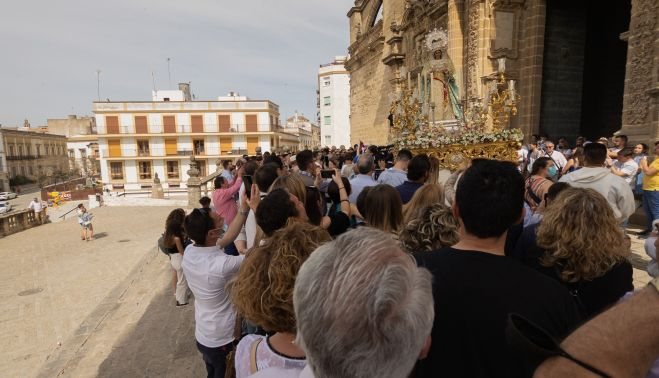 La Virgen de la Luz saliendo de la Catedral con el público arrimado a la sombra.   MANU GARCÍA