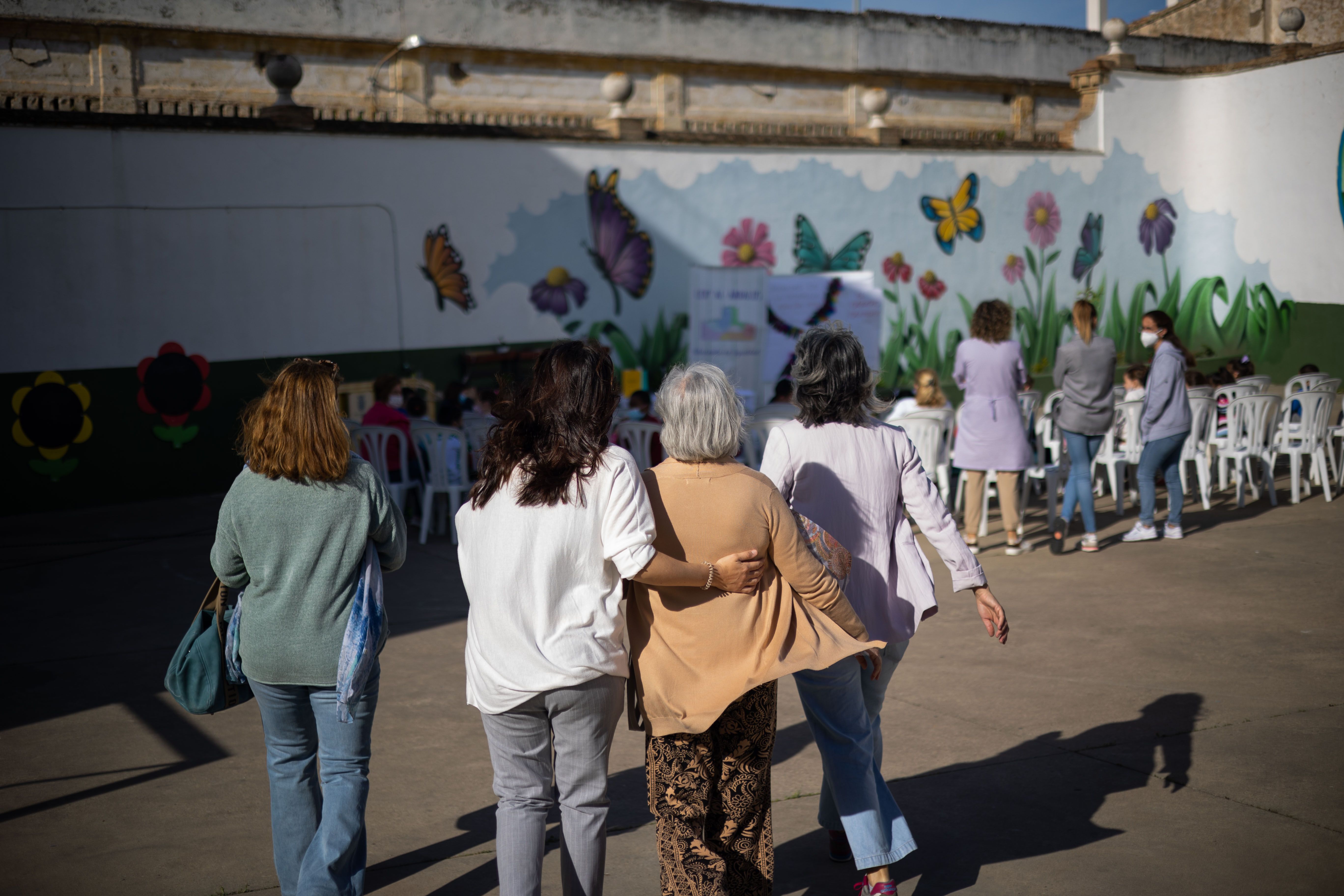 El equipo del CEIP Al- Ándalus recibe con cariño a la escritora.