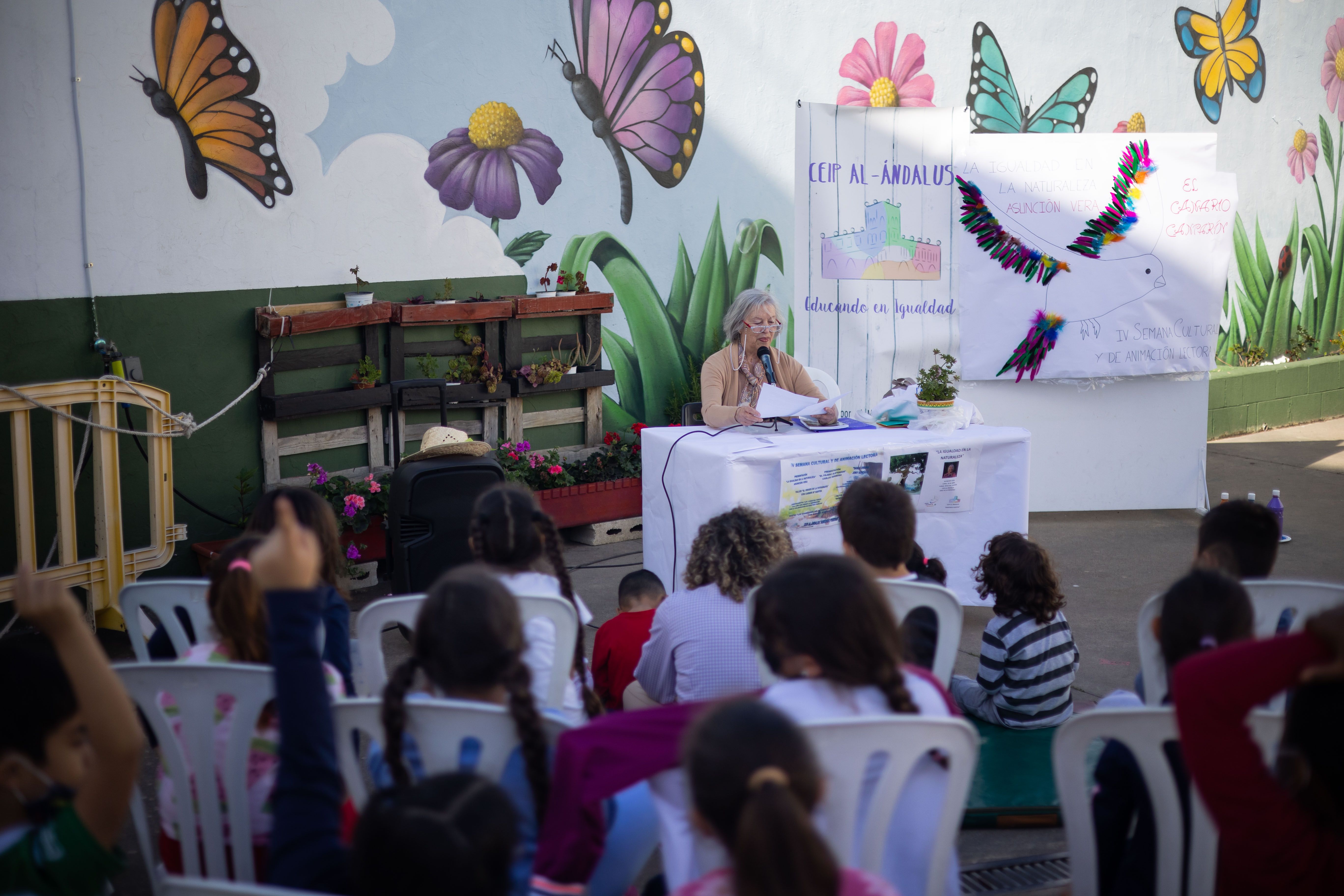 La autora durante su intervención en el colegio jerezano.