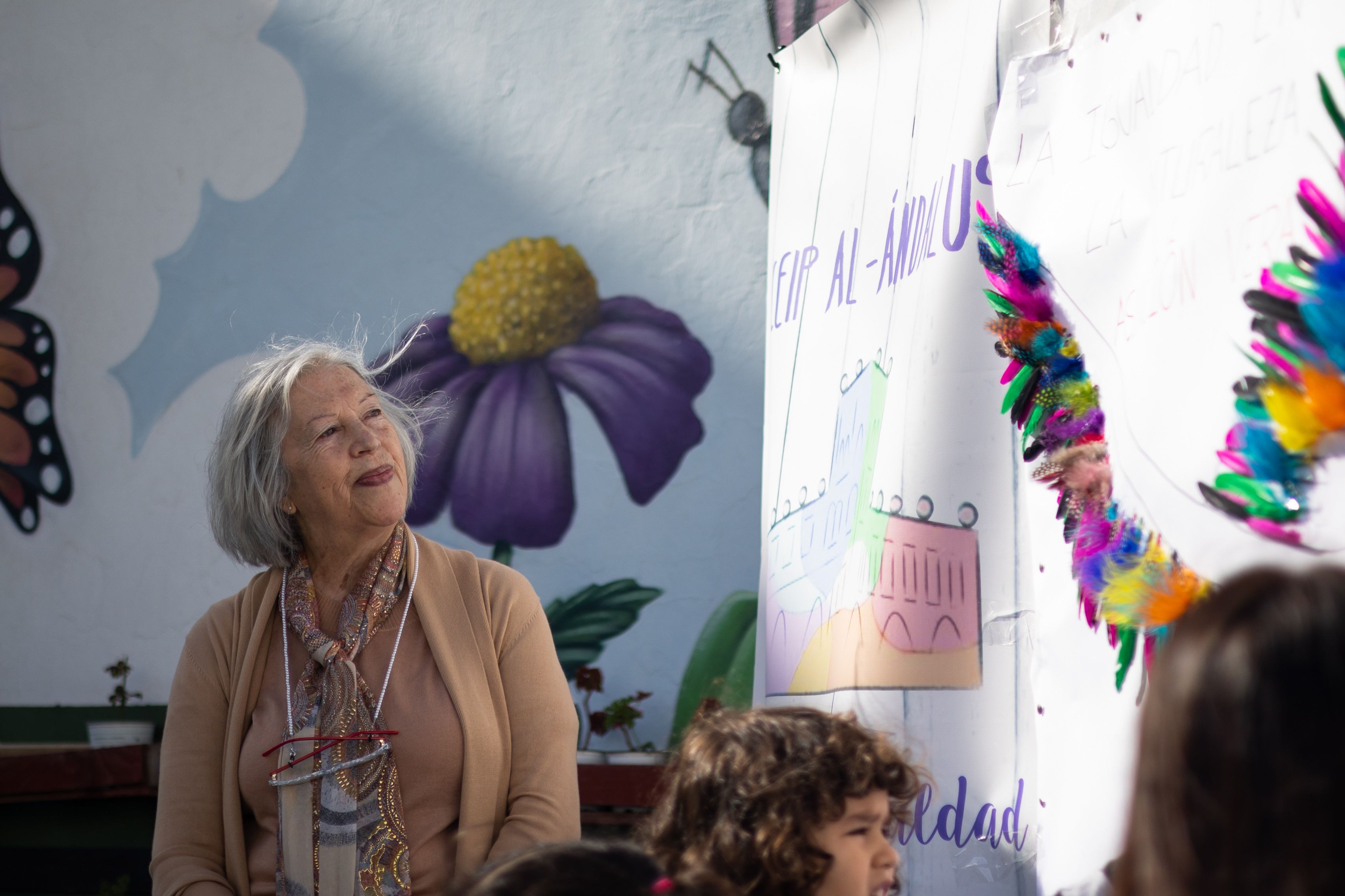 Asunción observa el mural pintado por el alumnado.