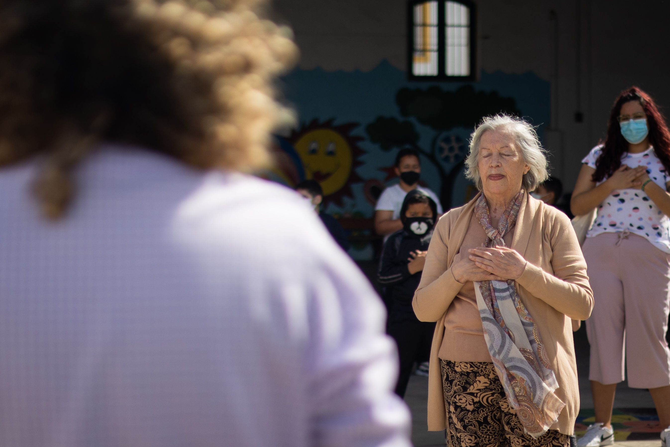 La escritora guía una actuación simbólica para promover valores de paz.