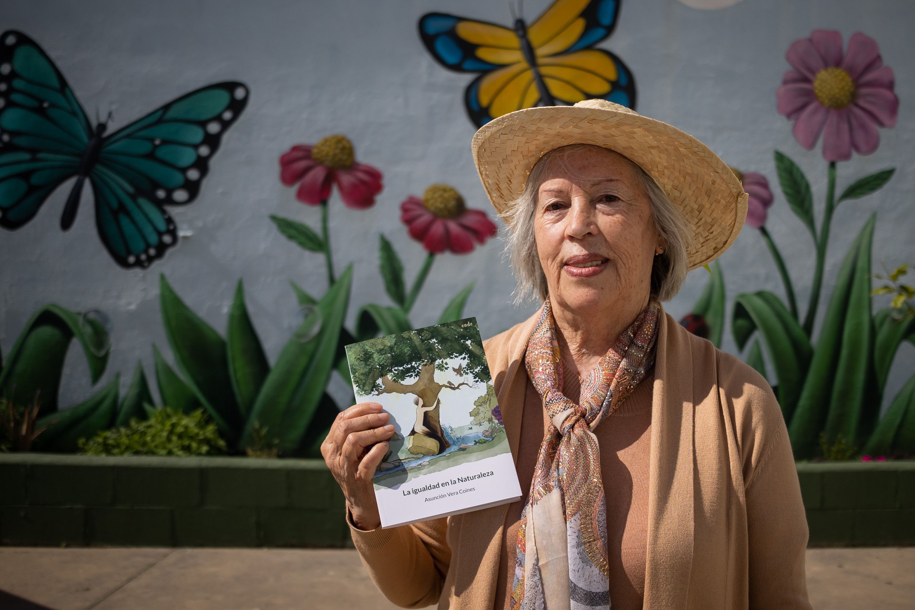 Asunción Vera con su libro 'La igualdad en la naturaleza'.