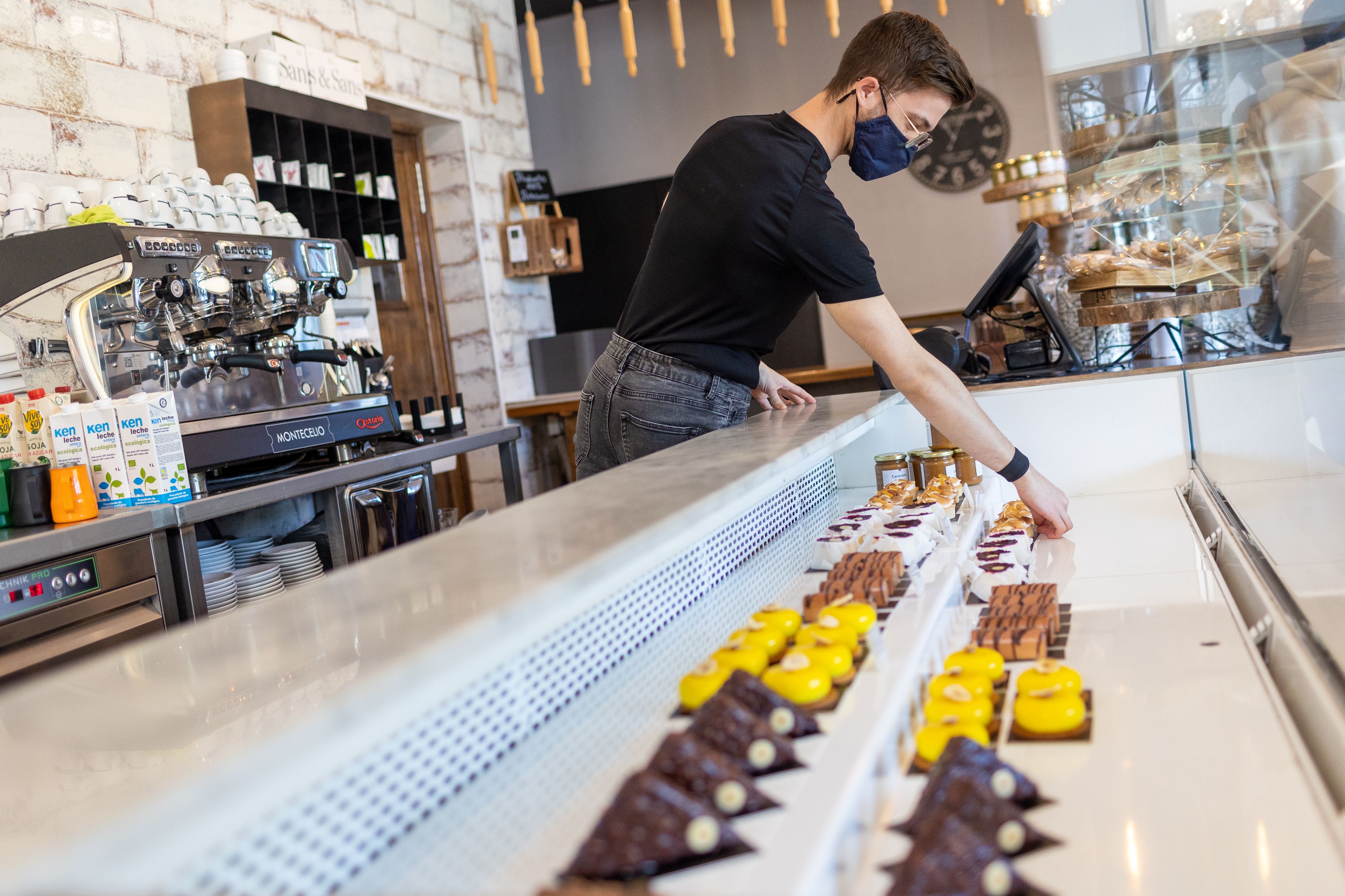 Vitrina de la pastelería ubicada en Castellar Nuevo.