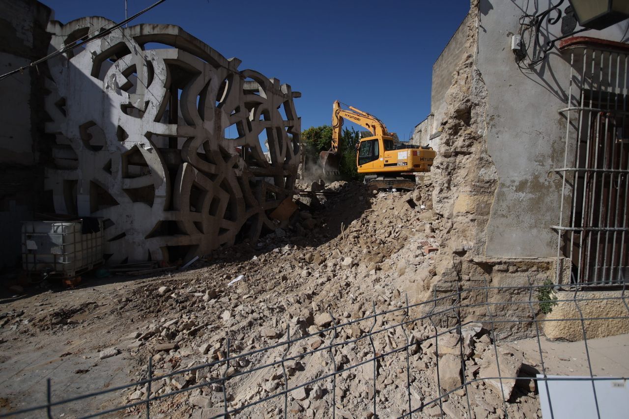 Demolición en el solar municipal frente al futuro Centro de Interpretación de Lola Flores, en plaza Belén, justo donde todavía queda una maqueta de lo que iba a ser la Ciudad del Flamenco, este jueves.